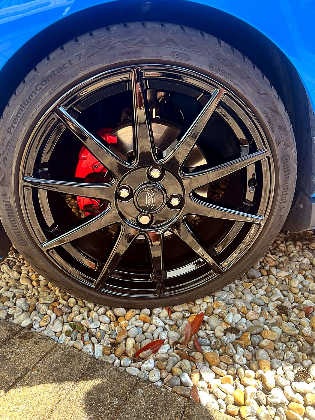 Blue Ford Focus RS with gloss black refinished alloy wheels and red brake calipers